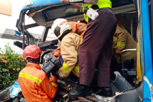 Cerita Damkar Satu Jam Evakuasi Sopir Transjakarta yang Terjepit Kemudi