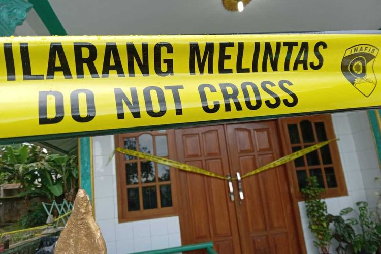 Polisi memasang garis polisi di lokasi kejadian seorang istri di Kabupaten Cianjur, Jawa Barat tewas di tangan suami dengan cara disiram dengan air keras.