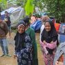 Pengungsi Cianjur Menunggu Bantuan di Pinggir Jalan, Datangi Setiap Kendaraan yang Berhenti