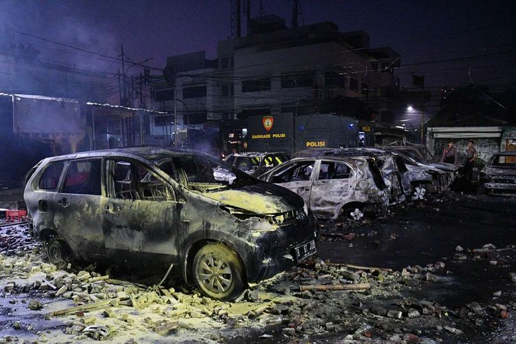 Sejumlah mobil terbakar akibat demo rusuh di Komplek Asrama Brimob, Petamburan, Jakarta, Rabu (22/5/2019).