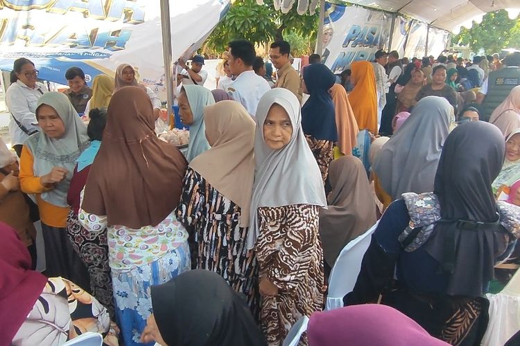 IRT di Pasuruan Rela Datang Lebih Awal dan Antre Sejam Lebih demi Sembako di Pasar Murah