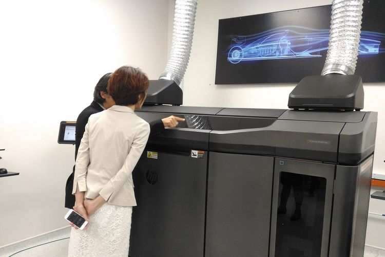 Salah satu printer 3D HP yang mampu mencetak benda berukuran 60cmx60cmx60cm