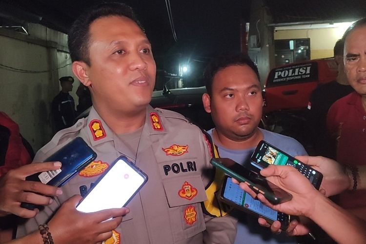 Kapolres Cirebon Kota AKBP Rano Hadiyanto bersama jajaran melakukan penanganan penemuan jasad perempuan di dalam kamar kos, kecamatan Kedawung Kabupaten Cirebon Kamis (9/5/2024) malam.