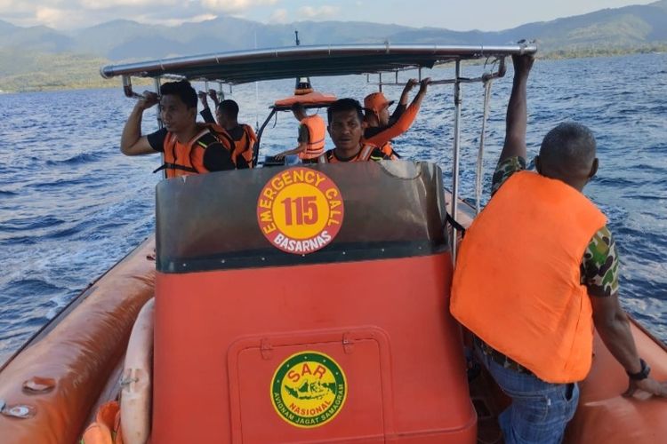 Foto: Tim SAR gabungan saat melakukan pencarian Arba Ali (40), nelayan yang dilaporkan hilang saat memancing ikan di perairan Pandai, Kecamatan Pantar, Kabupaten Alor, Nusa Tenggara Timur (NTT)