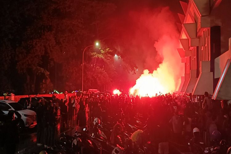 Ratusan suporter sepak bola se-Kota dan Kabupaten Tangerang menggelar doa bersama atas tragedi Stadion Kanjuruhan, Malang, Jawa Timur, Selasa (4/10/2022). Mereka berharap permusuhan tidak terjadi di luar arena sepakbola, karena tidak ada sepakbola seharga nyawa manusia.