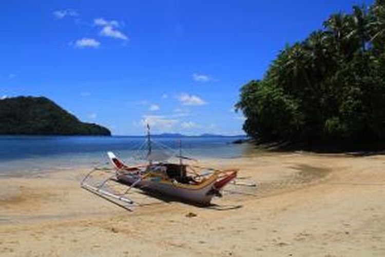 Salah satu pantai di Manalu, Kabupaten Kepualaun Sangihe yang tenang dengan pasirnya yang khas.