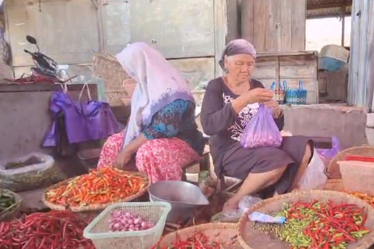Harga cabai dan cabai di Pasar Induk Brebes, Jawa Tengah cenderung mengalami penurunan jelang Nataru, Selasa (19/12/2023).