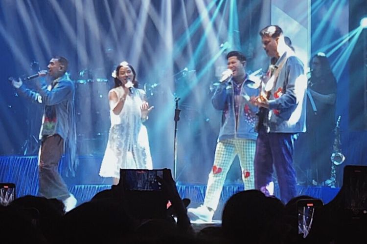 Konser tunggal RAN bertajuk The Sweet Seventeen Show di Basket Hall Senayan, Jakarta, Rabu (20/12/2023). Dalam gelaran itu RAN juga berkolaborasi dengan sejumlah musisi, salah satunya Yura Yunita.