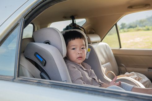 Jangan Digendong atau Dipangku, Ini Pentingnya Car Seat bagi Bayi