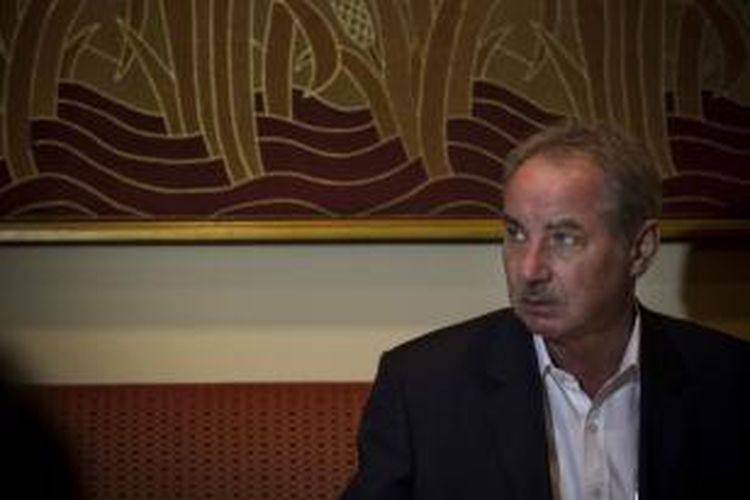 Pelatih baru timnas senior Indonesia, Alfred Riedl, saat mengadakan jumpa pers terkait penandatanganan kontrak dengan PSSI di Hotel Sultan, Jakarta Selatan, Sabtu (7/12/2013). 