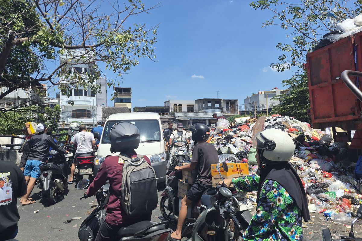Tumpukan sampah di TPS3R Hanura, Taman Sari, Jakarta Barat, bikin macet. Sabtu, (14/3/2026).