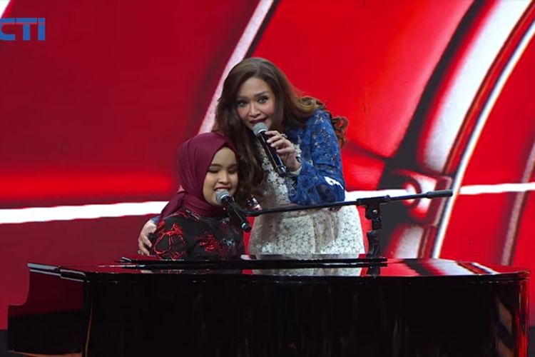 Interaksi penyanyi Putri Ariani dan musisi Maia Estianty usai berduet di panggung Silet Awards 2023, Jumat (30/6/2023).