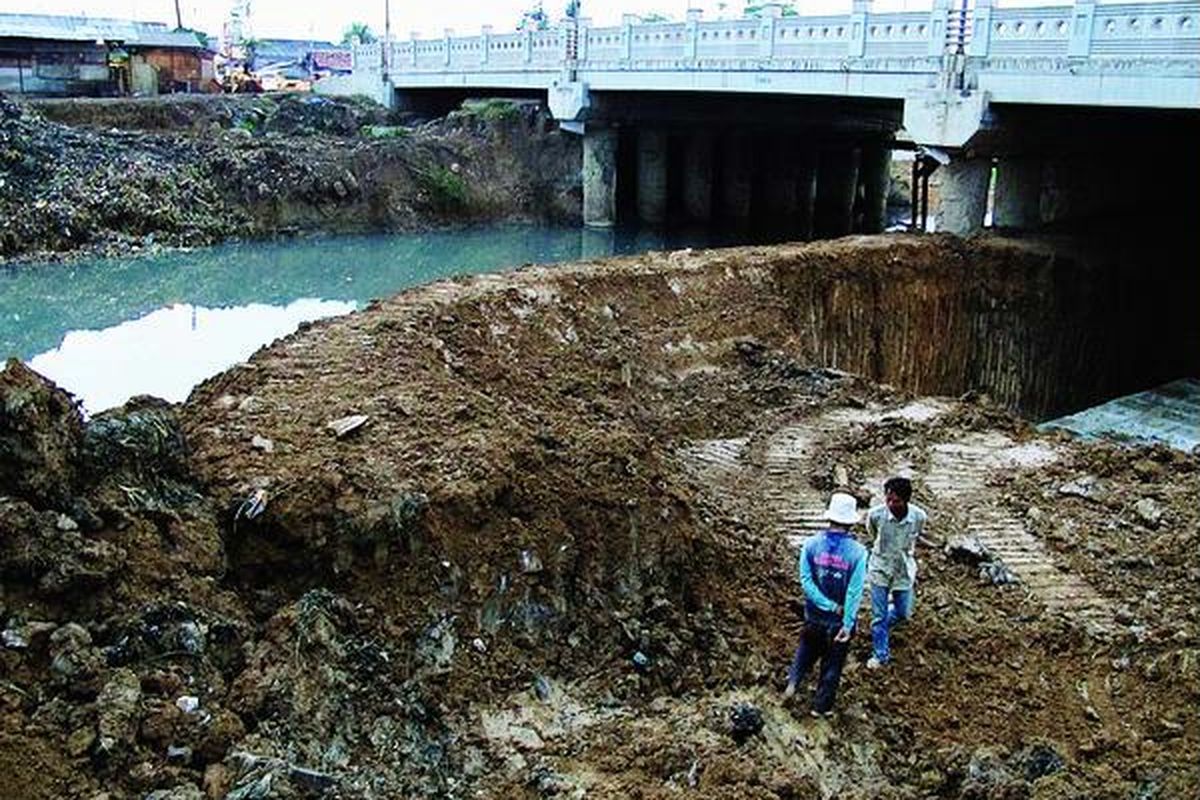 Arus air di ruas Kanal Banjir Timur, Jembatan Ujung Menteng, dekat perbatasan Jakarta Timur-Bekasi, di Jalan Bekasi Raya, kembali mengalir. Lima backhoe disiapkan di tepi kanal. Kelima alat berat tersebut membersihkan kanal dari lumpur, sampah, dan eceng gondok yang menyumbat kanal di ruas tersebut sejak beberapa pekan sebelumnya.