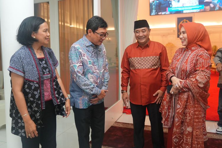 Penjabat (Pj) Gubernur Sulawesi Selatan (Sulsel) Bahtiar Baharuddin (kedua dari kanan) saat acara open house.
