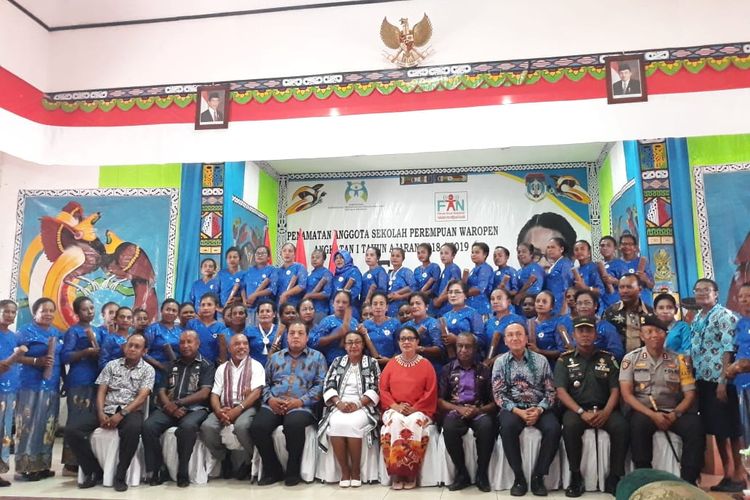 Menteri Pemberdayaan Perempuan dan Perlindungan Anak (PPPA) Yohana Yembise mewisuda 48 peserta didik Sekolah Perempuan Waropen angkatan I tahun ajaran 2018/2019, Kamis (10/10/2019).