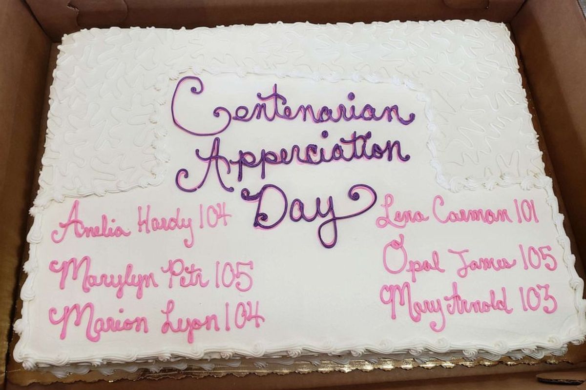 Sebuah kue ulang tahun yang dihiasi nama keenam perempuan berikut catatan usia mereka disiapkan dalam perayaan di rumah jompo Meadows Lakeshore di Nashville, Amerika Serikat, pada 15 Agustus 2019. 