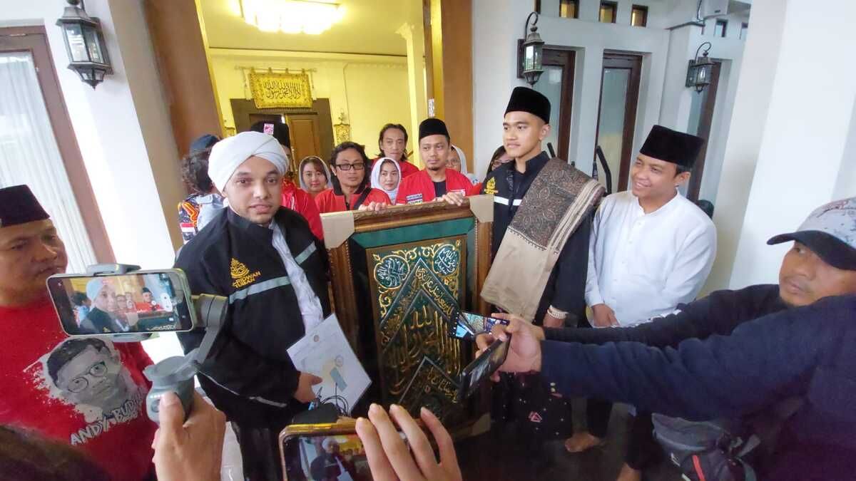 Kunjungi Tuban, Kaesang Mendapat Titipan Kiswah untuk Presiden Jokowi