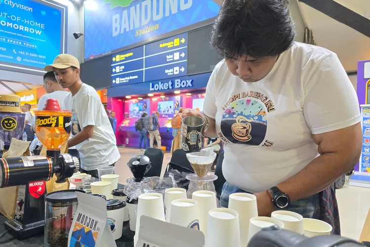 Ratusan barista lokal profesional meramu dan menyuguhkan kopi gratis kepada para pecinta kopi di Stasiun Bandung.