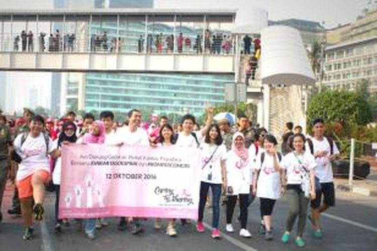 Aksi #JakartaGoesPink di acara car free day pada Minggu 12 Oktober 2014.