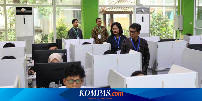 Peserta UTBK SNBT 2025 menunggu