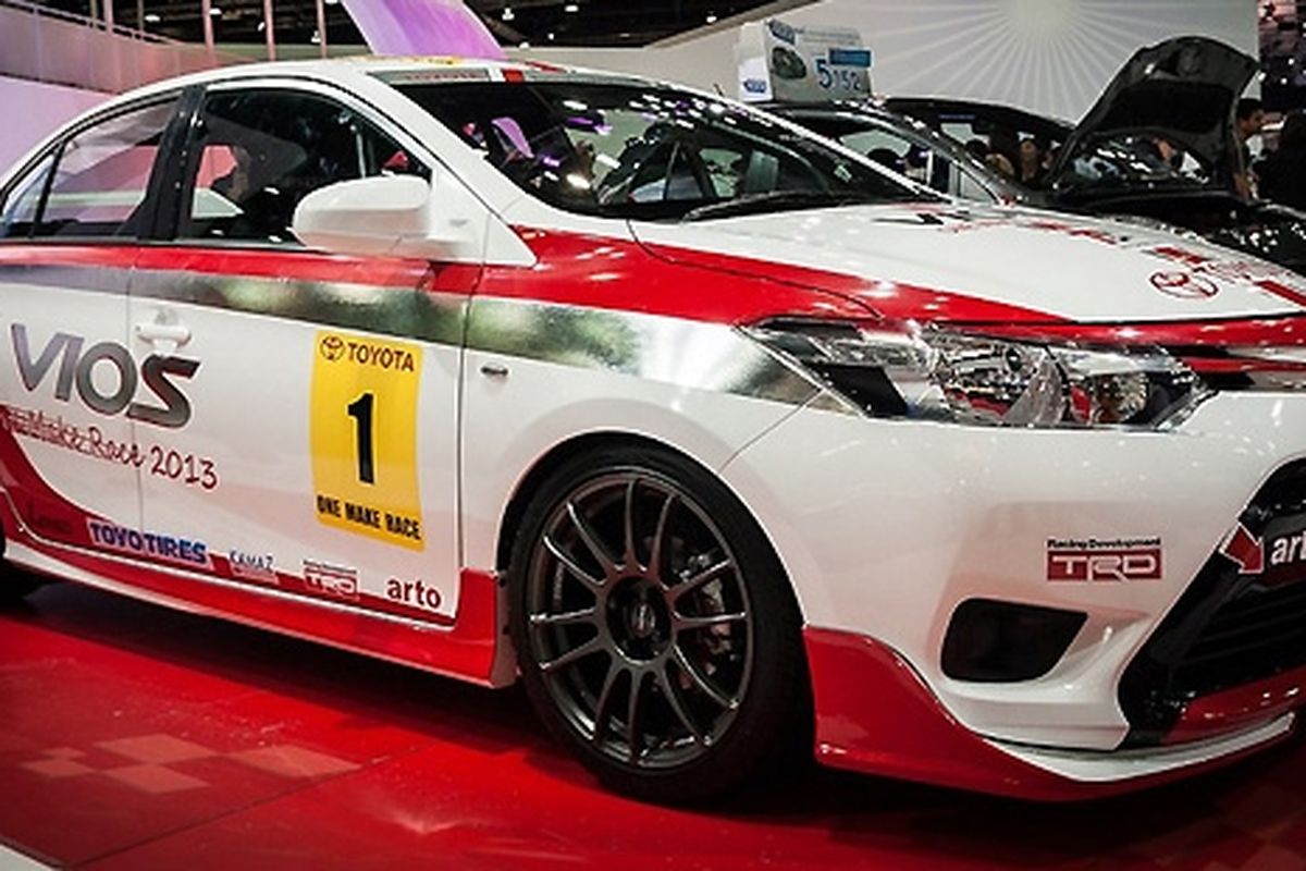 Toyota Vios versi balap dengan aksesoris TRD