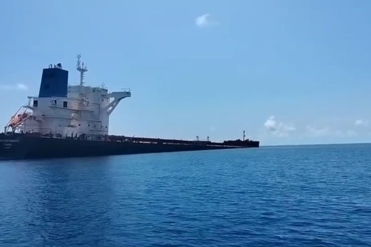 Kapal MV Indian Pertnership yang Mengalamj Kebovoran di Pulau Missol Raja Ampat