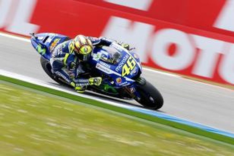 Pebalap Movistar Yamaha asal Italia, Valentino Rossi, memacu motornya pada sesi kualifikasi GP Belanda di Sirkuit Assen, Jumat (26/6/2015).