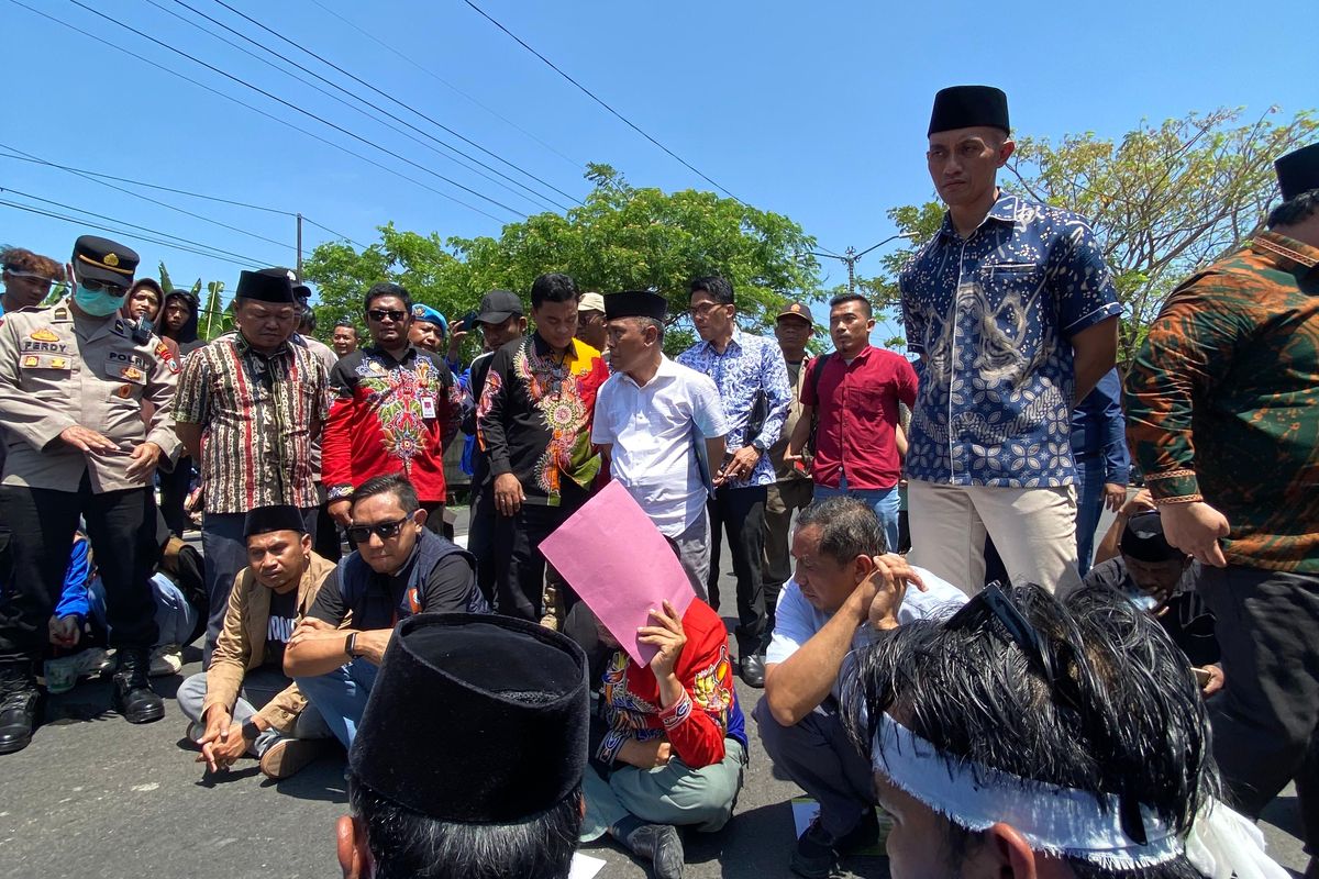 Mahasiswa berdebat dengan anggota DPRD Sumenep, Jawa Timur, dalam demo pada Kamis (4/9/2025).