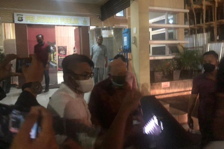 Profesor dr Hardi Darmawan, dokter keluarga almarhum Akidi Tio, saat keluar dari ruang penyidik Polda Sumatera Selatan untuk dimintai keterangan terkait bantuan Rp 2 triliun, Senin (2/8/2021).