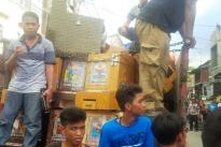 Puluhan mesin judi jackpot dan belasan orang dari sarang judi Mangkubumi Medan di angkut ke dalam truk Polda Sumut