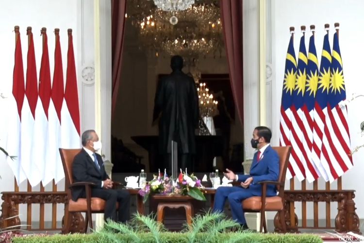 Indonesian President Joko Widodo (right) discuss bilateral issues with Malaysian Prime Minister Muhyiddin Yassin at their summit in the Merdeka Palace, Jakarta, Friday (5/2/2021)