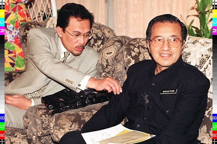 Dalam foto yang diambil pada 6 February 1997 ini memperlihatkan Wakil PM Malaysia Anwar Ibrahimdan PM Mahathir Mohamad dalam sebuah konferensi pers di Kuala Lumpur. Dalam konferensi pers ini Mahathir memutuskan cuti selama dua bulan dan menyerahkan jalannya pemerintahan kepada Anwar. 