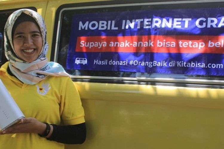 Febfi Setyawati tergerak untuk membantu sesama dan menyebarkan kebaikan dengan mendampingi orang tua pasien hingga memberikan akses internet gratis kepada para pelajar.