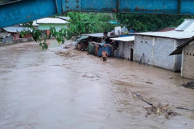 Rumah warga terendam air akibat banjir di Kabupaten Dompu, Senin (4/12/2023).