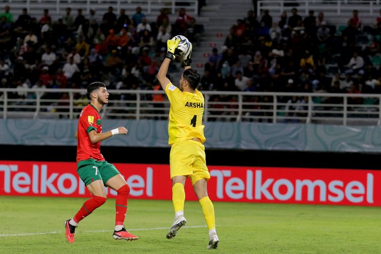 Penjaga gawang Timnas Iran Arsha Shakouri berhasil menangkap bola dari pemain Maroko Anas Alaoui pada laga babak 16 besar Piala Dunia U17 2023 Indonesia dengan adu penalti 4-1 (1-1) di Stadion Gelora Bung Tomo Surabaya, Jawa Timur, Selasa (21/11/2023) malam.