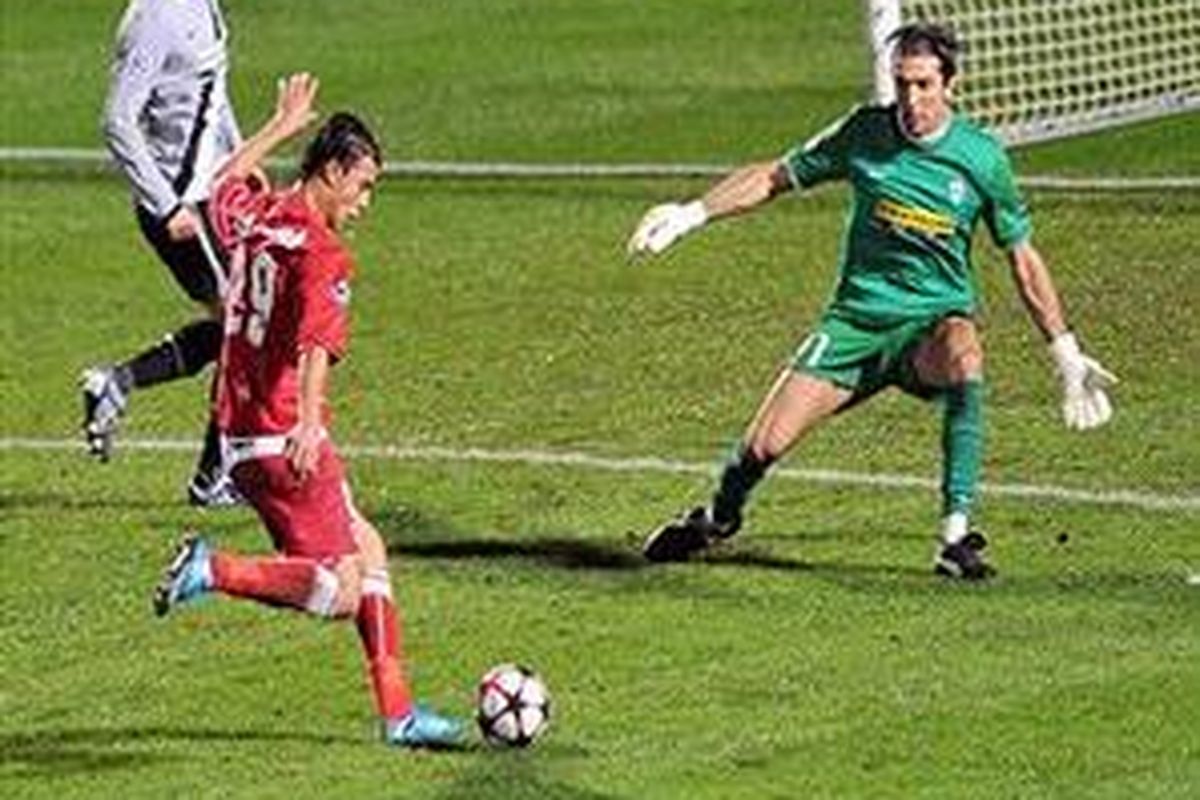 Penyerang Bordeaux, Marouane Chamakh (kiri) hendak mencetak gol yang berujung gol ke gawang Juventus, dalam lanjutan babak kualifikasi Liga Champions, Rabu (25/11).