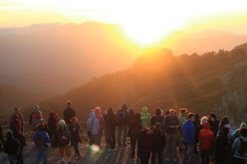 Berburu Mentari Pagi dari Puncak Kelimutu