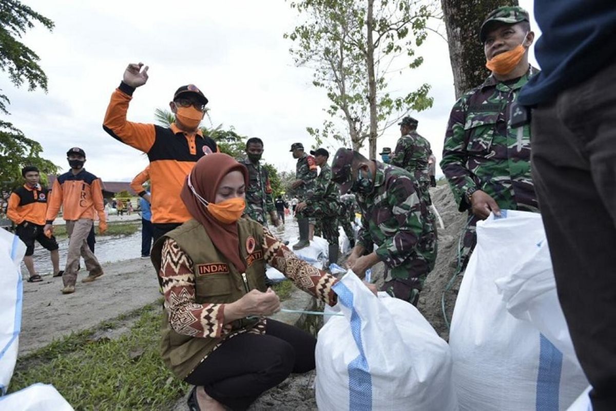 Bupati Luwu Utara Indah Putri Indriani, saat memimpin gotong royong pembuatan tanggul darurat, di bantaran Sungai Masamba, Kamis (2/7/2020).