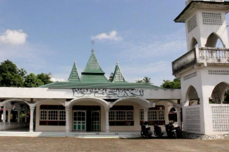 Masjid Jami Bua, masjid tertua di Sulawesi Selatan yang merupakan akuliturasi budaya Minang-Bugis.