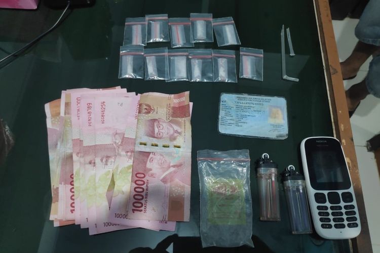 Satuan Narkoba Polres Plaopo mengamankan sejumlah barang bukti narkoba milik seorang sopir mobil lintas provinsi yang sedang berada di pencucian mobil di jalan Ratulangi, Kelurahan Rampoang, Kota Palopo, Sabtu (07/12/2019)