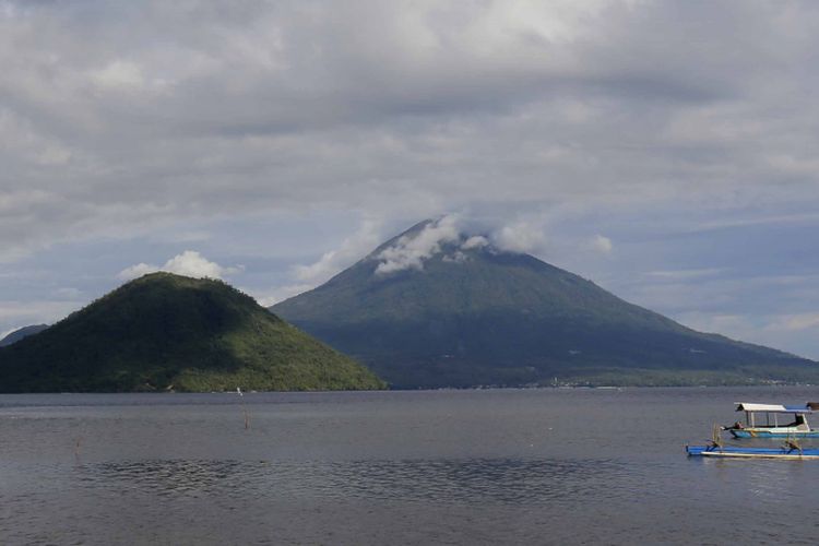 Pemandangan lukisan di belakang uang seribu rupiah, Pulau Tidore dan Pulau Maitara yang terlihat dari Ternate, Malulu Utara.