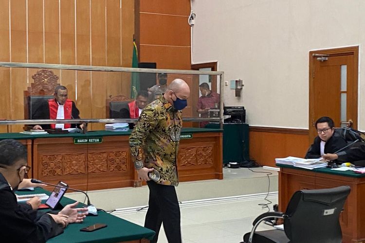 Mantan Kapolda Sumatera Barat Irjen Teddy Minahasa dalam sidang pembacaan duplik di Pengadilan Negeri (PN) Jakarta Barat, Jumat (28/4/2023). 
