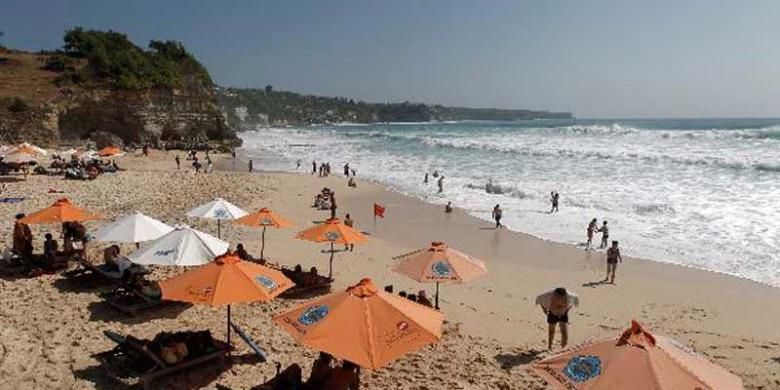 Wisatawan mengunjungi Pantai Dreamland, Bali, Jumat (7/9/2012).  