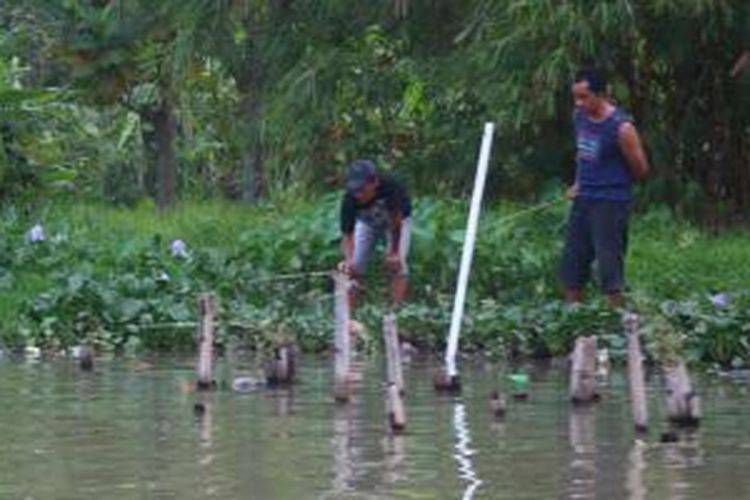 Memancing ikan di Sungai Cisadane.