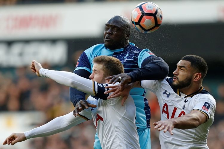 Striker Wycombe Wanderers, Adebayo Akinfenwa (tengah), berebut bola di udara dengan bek Tottenham Hotspur, Eric Dier (kiri) dan Carter-Vickers, dalam pertandingan putaran keempat Piala FA di White Hart Lane, London, 28 Januari 2017.