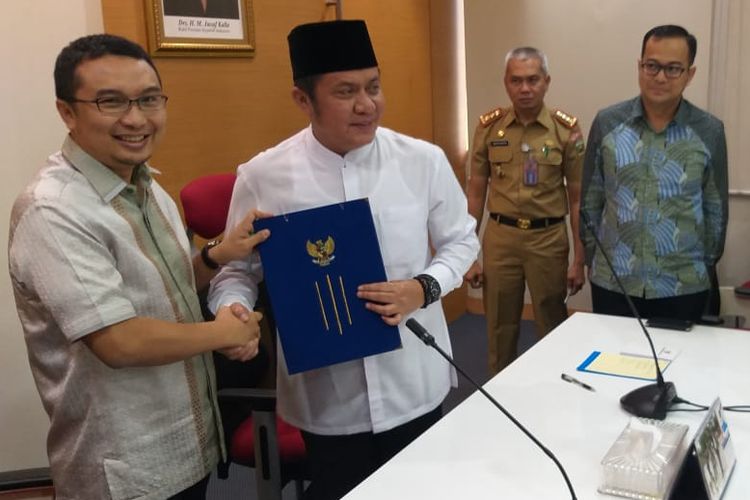 Gubernur Sumsel Herman Deru dan ketua Ikatan Motor Indonesia (IMI) Sadikin Aksa usai melakukan MoU terkait penyelenggaraan kejuaraan dunia MXGP di Palembang, Senin (27/5/2019).