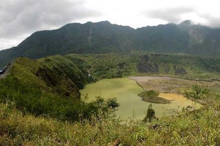 Kawah Gunung Galunggung,Tasikmalaya, Jawa Barat, Minggu (29/1/2012). Gunung Galunggung merupakan gunung berapi aktif dengan ketinggian 2.167 mdpl. Terakhir kali meletus tahun 1982 dengan material letusan mencapai 130 km kubik.