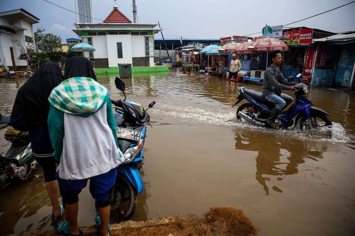 Rob atau banjir akibat pasang laut menggenangi Kampung Nelayan di Muara Angke, Penjaringan, Jakarta Utara, Senin (26/11/2018). Rob mulai merendam kawasan Muara Angke sejak Jumat (23/11/2018) dan terdapat 31 rumah pompa serta pompa mobile yang disiapkan di Kecamatan Penjaringan untuk menangani banjir rob.