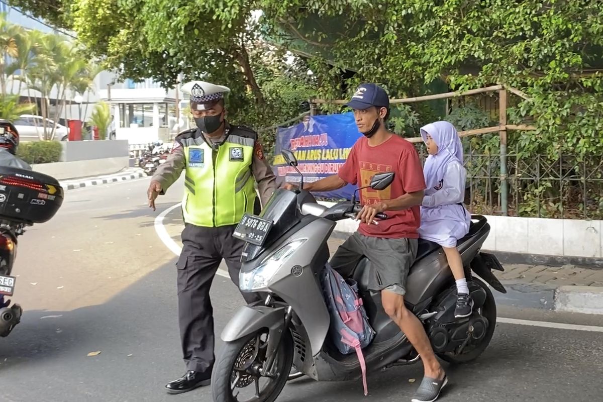 Polisi menahan pengendara yang hendak kabur dan menghindari Operasi Zebra Jaya