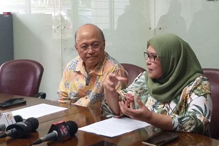 Motivator Mario Teguh didampingi kuasa hukumnya, Elza Syarief memberikan klarifikasi soal tudingan ia merupakan pemilik Billions Group, di kantor Elza Syarief, kawasan Menteng, Jakarta Pusat, Jumat (4/11/2022).